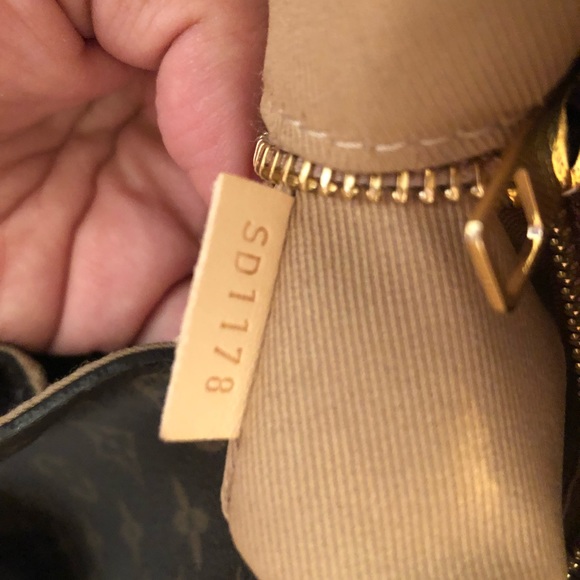 Louis Vuitton - Picture 6 of 8